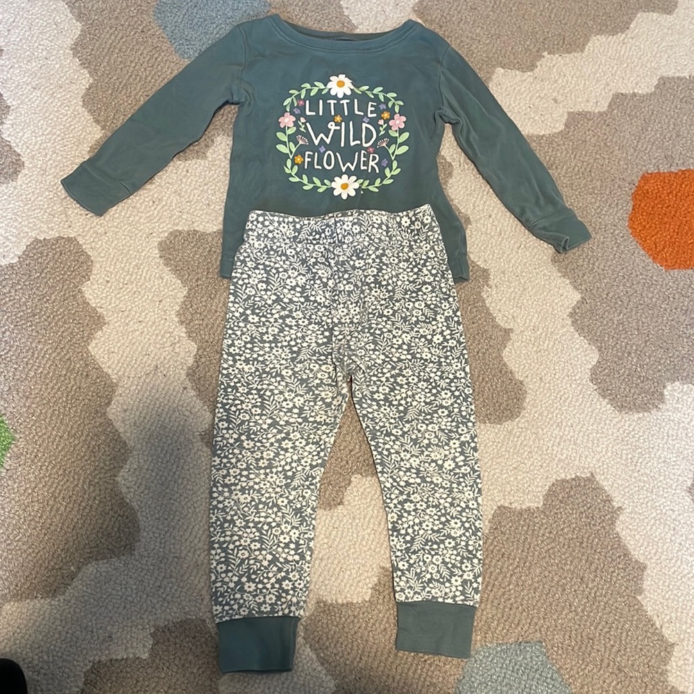 2t Old Navy toddler girls pajama set.